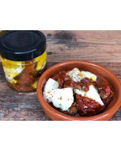 Mozzarella mit sonnengetrockneten Tomaten & Basilikumpesto