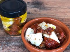 Mozzarella mit sonnengetrockneten Tomaten & Basilikumpesto
