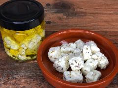 marinierter Schafskäse mit Rosmarin & Thymian